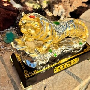 Golden Roaring Tiger Statue — Regal Feng Shui Home Décor 🐅